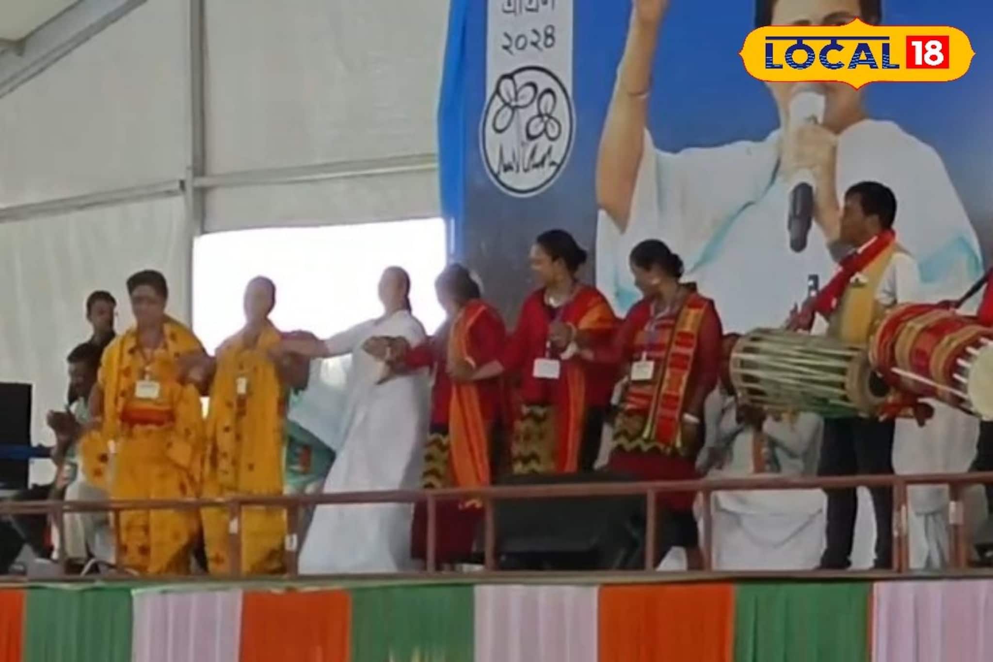 বলা হল না অভাবের কথা! তবুও একই মঞ্চে মুখ্যমন্ত্রীর হাত ধরে নেচে খুশি মহিলারা!