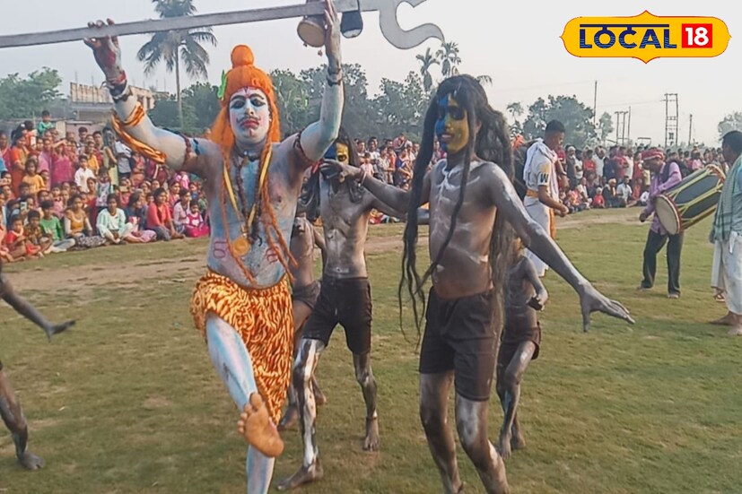 মালদহ: চড়ক পুজোর হাজরা নিত্য মালদহ জেলা জুড়ে। এদিন সকাল থেকেই জেলার বিভিন্ন প্রান্তে দেখা যায় হাজরা নিত্য। ঐতিহ্য মেনেই প্রতিবছরের মতো এবারও গাজন সন্ন্যাসীরা এই হাজরা নৃত্যে অংশগ্রহণ করেন।