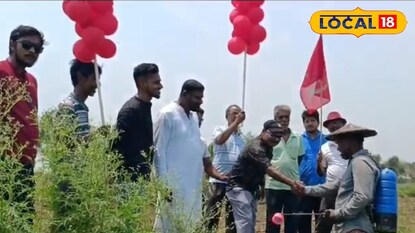 মাঠে গিয়ে কৃষকদের সঙ্গে করমর্দন অলকেশ দাসের