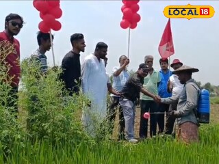 মাঠে গিয়ে কৃষকদের সঙ্গে করমর্দন অলকেশ দাসের