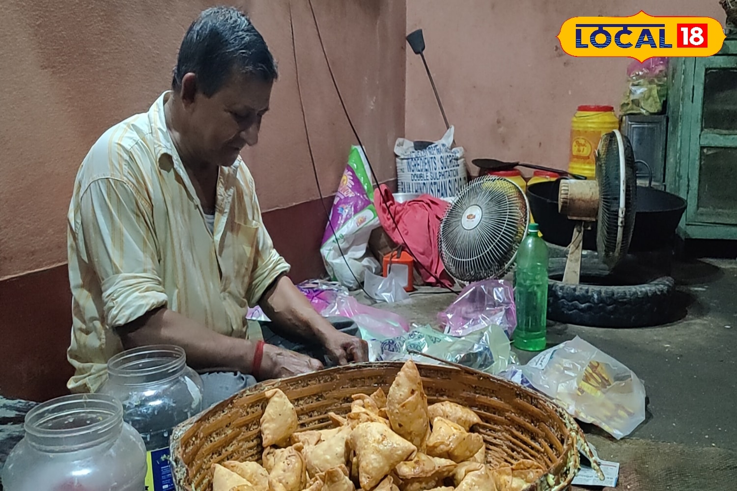 এখানে এক পিস শিঙাড়ার দাম ৭ টাকা। তবে দাম যেমন ৭ টাকা তেমনই আকার ও স্বাদেও কিন্তু অতুলনীয় এই শিঙাড়া। শুধুমাত্র এই শিঙাড়া খাওয়ার জন্য দূর দূরান্ত ছুটে আসে মানুষ।