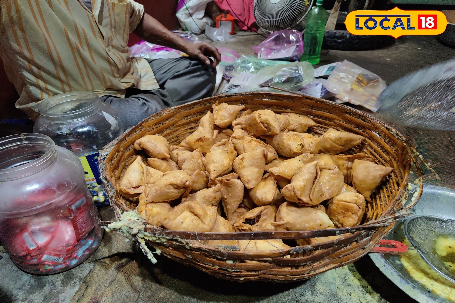 আগে খড়ের চালের বাড়ি ছিল। এই ব্যবসার হাত ধরেই তৈরি হয়েছে পাকা বাড়ি, দিয়েছেন তিন মেয়ের বিয়ে। ৩৩ বছর ধরে এখনও এই জনপ্রিয় শিঙাড়ার দোকানটি চলছে।