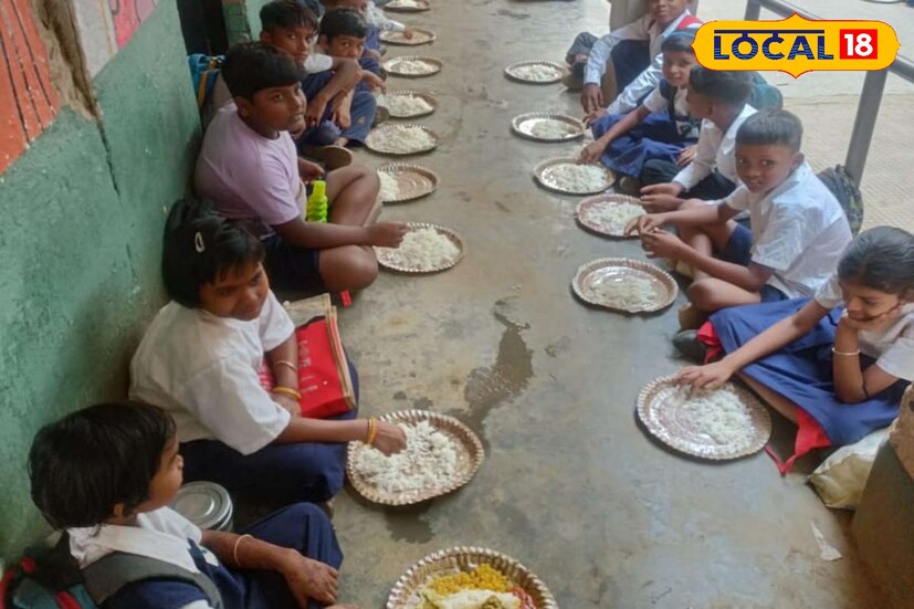 মুর্শিদাবাদ জেলার বিভিন্ন বিদ্যালয়ে মিড ডে মিলে পড়ুয়াদের দেওয়া হল বিশেষ খাবার। কোথাও দেওয়া হল মাংস ভাত, কোথাও আবার পায়েস মিষ্টি। খুশি পড়ুয়ারা। মুর্শিদাবাদ জেলার বিভিন্ন বিদ্যালয়ে মিড ডে মিলে পড়ুয়াদের দেওয়া হল বিশেষ খাবার। কোথাও দেওয়া হল মাংস ভাত, কোথাও আবার পায়েস মিষ্টি। খুশি পড়ুয়ারা।