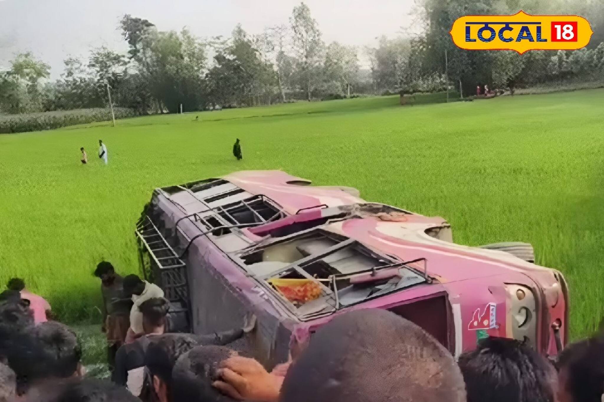 ভোট দিতে বাড়ি ফিরছিলেন, মাঝ রাস্তায় উল্টে গেল পরিযায়ী শ্রমিক বোঝাই বাস!