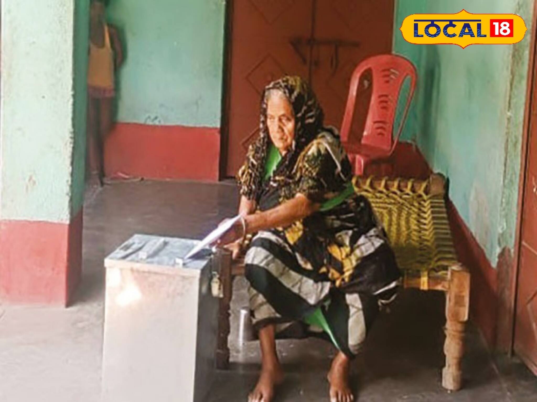 ভোটারের বয়স ১২১ বছর! জীবনে প্রথমবার বাড়িতে বসে ভোট দিলেন ঝালন বেওয়ার