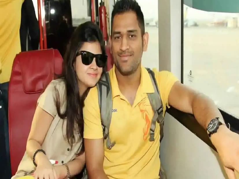 বোঝাই যাচ্ছে, প্রথম দেখায় খুব একটা পাত্তা দেননি সাক্ষী। বিপরীত দিকের অবস্থাটা একেবারেই উল্টো। বাবলি গোছের সাক্ষীকে দেখেই বুকের বাঁ দিকটা চিনচিন করে উঠেছিল। ম্যানেজারকে ম্যানেজ করে সাক্ষীর ফোন নম্বরটা জোগাড় করতে পেরেছিলেন মাহি। 
