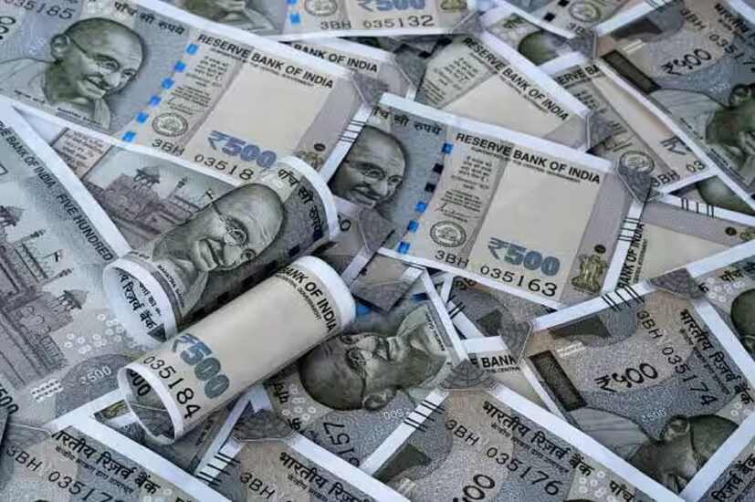 SBI FD বনাম মিউচুয়াল ফান্ড: ৩ বছরে ১ লক্ষ টাকা বিনিয়োগ -তিন বছর থেকে পাঁচ বছরের কম সময়ের জন্য SBI FD সুদের হার হল ৬.৭৫ শতাংশ। সিনিয়র সিটিজেনদের জন্য, এটি ৭.২৫ শতাংশ৷ অন্য দিকে, মিউচুয়াল ফান্ডে কোনও নির্দিষ্ট রিটার্ন নেই। যাই হোক, গণনার জন্য বার্ষিক ১২ শতাংশ রিটার্ন ধরে নেওয়া যেতে পারে।