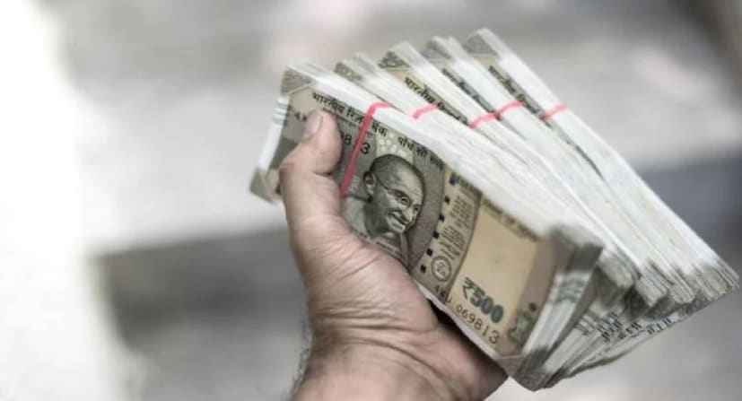 সরকারি তো বটেই, বেসরকারি কর্মচারীরাও এই স্কিমে বিনিয়োগ করতে পারেন। নিয়মিত সময়ের ব্যবধানে কিস্তিতে টাকা দিতে হয়। মেয়াদ শেষে বিনিয়োগের একটা অংশ হাতে আসে। বাকিটা ব্যবহার করা হয় পেনশন হিসেবে।