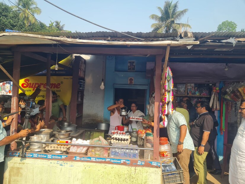 সামনে পেয়ে কয়েকজন চা বাগানের শ্রমিকদের সঙ্গে কথা বলেন মমতা। 