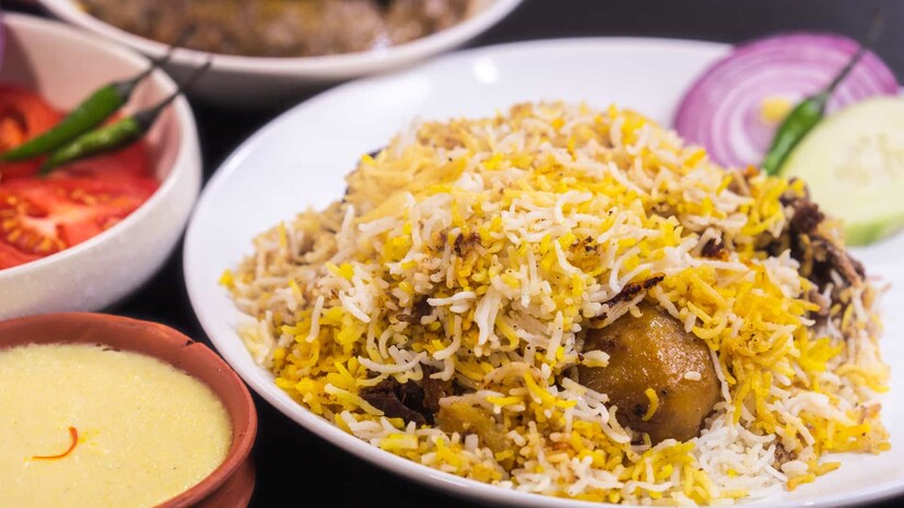 আওয়াধি বিরিয়ানি আর আমাদের কলকাতার বিরিয়ানির মধ্যে তফাত একটাই, তা হল আলু। বলা হয়, ওয়াজেদ আলী শাহ যখন কলকাতায় আসেন তখন তাঁর হাতে তেমন অর্থ ছিল না! কিন্তু তিনি খেতে এবং খাওয়াতে ভালবাসতেন। পরিচিতদের দাওয়াত দিয়ে বিরিয়ানি খাওয়াতেন। কিন্তু মাংসের দাম এত বেশি ছিল যে, বিপুল পরিমাণে মাংস কিনে বিরিয়ানি তৈরি করার খরচ বাঁচাতে বিরিয়ানিতে আলুর ব্যবহার শুরু হয়। তবে সে-সময় আলু আজকের মতো এতটাও সস্তা ছিল না! পর্তুগিজরা এদেশে আলু নিয়ে আসেন।