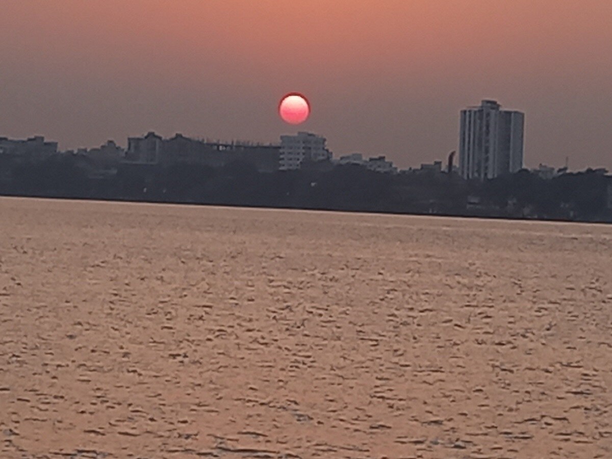 আবহাওয়া দফতরের সতর্কবার্তা, প্রয়োজন ছাড়া সকাল ১১ টা থেকে বিকেল ৪ টে পর্যন্ত রোদে না যেতে। কলকাতায় দিনভর আজ, রবিবার রোদ ঝলমলে পরিষ্কার আকাশ। তাপপ্রবাহের পরিস্থিতি চলবে। গরম ও অস্বস্তি চলবে। আরও সামান্য বাড়তে পারে তাপমাত্রা। বেলা বাড়লে গরম হাওয়ার দাপট বাড়বে। বৃষ্টির কোনও সম্ভাবনা নেই আগামী সাতদিন।