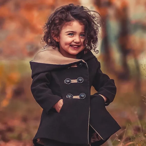 মুক্তো ঝরা মিষ্টি হাসি, স্বপ্নিল চোখ আর বাদামী চুল দেখে সবাই মুগ্ধ। এমন স্বর্গীয় সৌন্দর্য দেখে চোখ সরাতে পারেন না নেটিজেনরা। নিমেষে ঝড়ের গতিতে বেড়েছে জনপ্রিয়তা। সাড়া ফেলেছে নেটপাড়ায়।