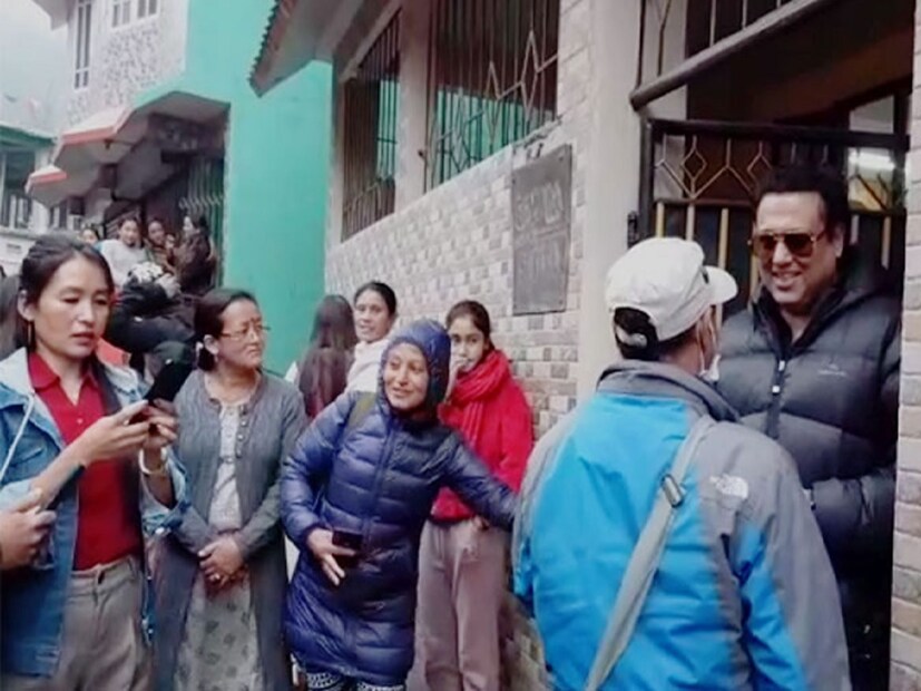 এমনকী ট্যুরিস্টরাও গাড়ি দাঁড় করিয়ে ছবি তোলেন তাঁর সঙ্গে। 