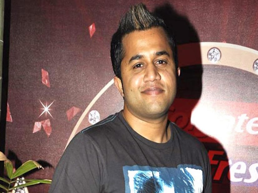 পরে একটি মরাঠি ছবির পরিচালনার সঙ্গে যুক্ত  হন ওমি। মহারাষ্ট্রের বিভিন্ন এলাকায় সে ছবির শ্যুটিং হয়েছে।