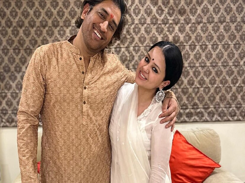 তারপর একের পর এক টেক্সট। কেউ মজা করছে ভেবে প্রথমদিকে পাত্তা দেননি মিস রাওয়াত। একদিন বুঝলেন, শুরু হল রাত জেগে গল্প, ফোনালাপ। কথায় কথায় সাক্ষী ও মাহি জানতে পারেন, ছোটবেলায় তাঁরা রাঁচিতে একই স্কুলে পড়তেন। ধোনি ছিলেন সিনিয়র। তবে বন্ধুত্ব ছিল না। মাহি ও সাক্ষীর বাবা রাঁচিতে একই কোম্পানিতে চাকরি করতেন। 