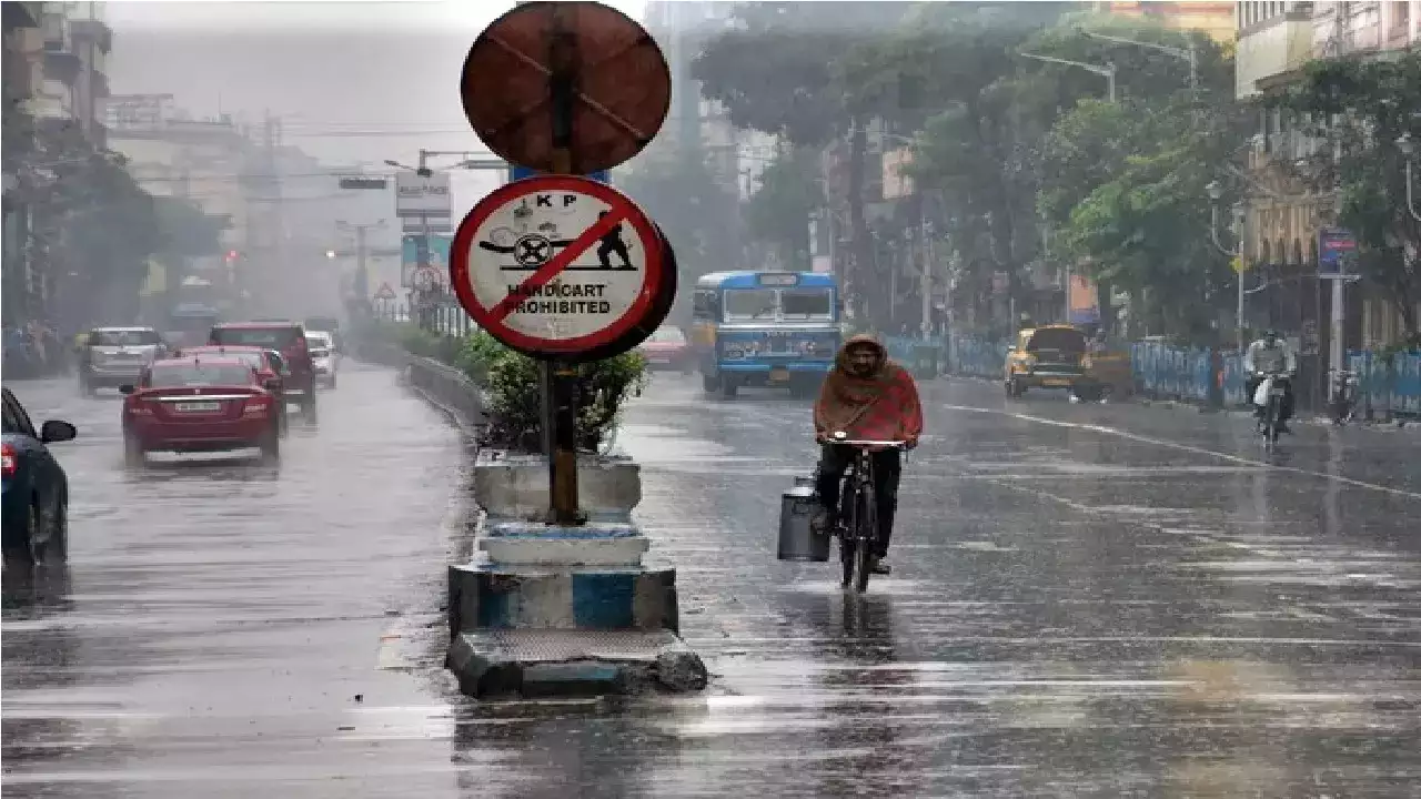জম্মু-কাশ্মীর, লাদাখ, গিলগিট-বালতিস্তান, মুজাফফরাবাদের বিভিন্ন এলাকায় হালকা বৃষ্টি ও তুষারপাতের সম্ভাবনা রয়েছে বলে জানিয়েছে হাওয়া অফিস।