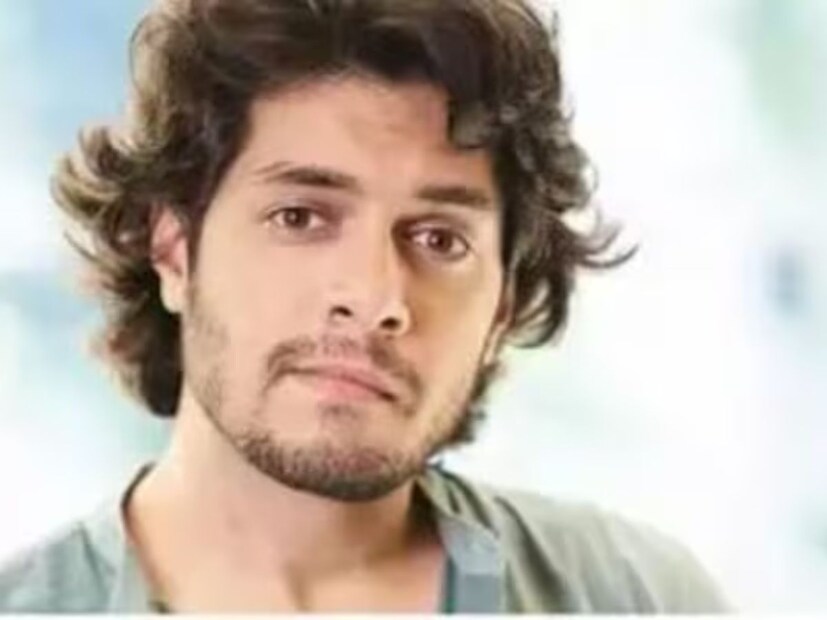 এই তারকাপুত্রের বাবা বলিউডের সুপারস্টার। কয়েকদশক ধরে আজও তিনি সমানভাবে প্রাসঙ্গিক। হিন্দি সিনেমা জগতের গর্ব। তাঁর একাধিক ছবি বক্স অফিসে পার করেছে ১০০ কোটির গণ্ডি।