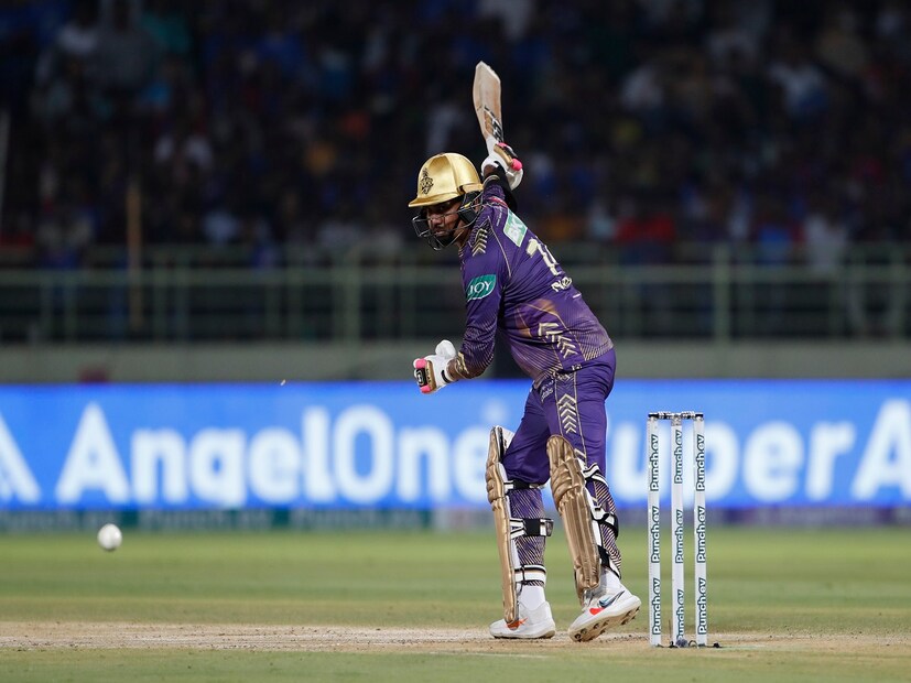 নাইট রাইডার্স ব্যাটাররা এরপর সিএসকে বোলারদের সামনে কোনও প্রতিরোধ গড়ে তুলতে পারেনি আর যার জেরেই কেকেআরকে এই মরশুমের প্রথম হারের স্বাদ চাখতে হয়েছে৷ কিন্তু এরপরেই কেকেআর ফ্যানরা গেল গেল রব তুলেছে৷ Photo- AP