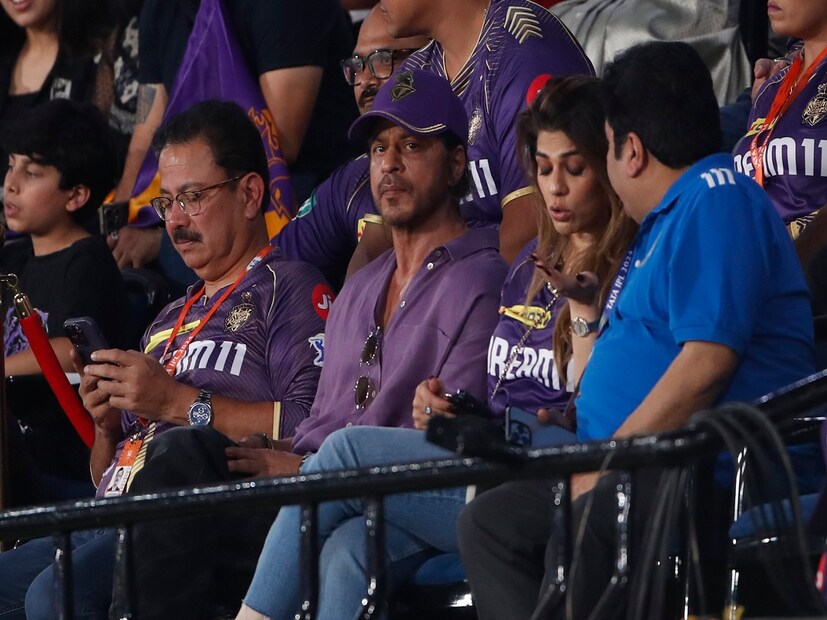 KKR vs CSK ম্যাচ কেকেআরে অপ্রতিরোধ্য জয়রথ থামিয়েছে৷ ইন্ডিয়ান প্রিমিয়ার লিগে চেন্নাইতে শাহরুখের দলের জয়ের হ্যাটট্রিকের পর এ মরশুমের প্রথম হার স্বীকার করতে হয়েছে৷ ৮ এপ্রিল এই খেলা হয়েছিল৷ চিপকের ট্র্যাডিশানাল পিচে কেকেআরের ব্যাটিংয়ের রানের ফুলঝুরি, তুবড়ি সব যেন নিভে গিয়েছিল৷ Photo- AP