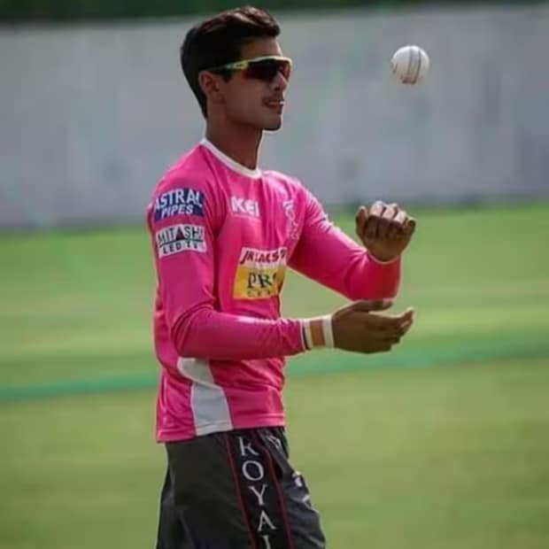 বিড়লা গ্রুপের আগামি প্রজন্মের কর্ণধার তিনি। ইচ্ছে করলেই বাবার কোম্পানিতে অন্যতম কর্ণধার হিসেবে নাম লেখাতে পারতেন। কিন্তু সেটা করেননি। নিজের পরিচয় তৈরির জন্য একটা সময় পর্যন্ত লড়াই করেছেন আর্যমান। 