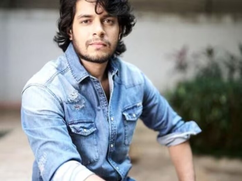 সানি দেওল এবং ববি দেওল স্টার কিড হিসেবেই অভিনয় জগতে পা রেখেছিলেন। আবার রণবীর কাপুর ঋষি কাপুরের ছেলে। বর্তমানে এঁরা প্রত্যেকেই সফল। নিজেদের কৃতিত্বে ভাস্বর। আবার অনেক স্টার কিড মুখ থুবড়ে পড়েছেন। নিজেদের নামের প্রতি সুবিচার করতে পারেননি মোটেই। যাই হোক, এবার আমির খানের ছেলে জুনেদ অভিনয় জগতে আত্মপ্রকাশ করতে চলেছেন।জুনেদ শুধু অভিনেতা নন, প্রযোজকও। আমির খানের ছেলে হয়েও সাধারণ জীবনযাপন করেন। 