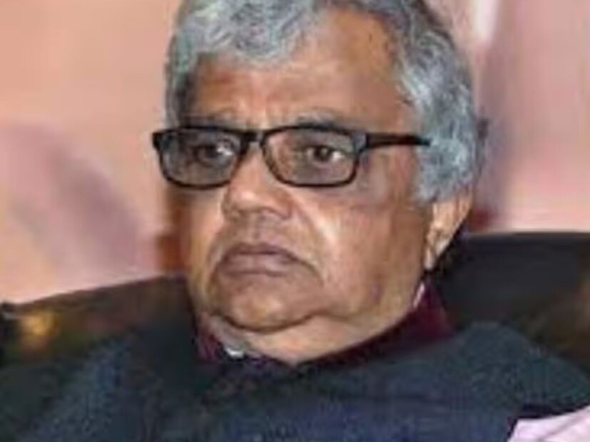 মঙ্গলবার সকালেই হৃদরোগে আক্রান্ত হয়ে শেষ নি:শ্বাস ত‍্যাগ করেন অভিনেতা। সূত্রের খবর অনুযায়ী, বহুদিন ধরেই বয়সজনিত বিভিন্ন শারীরিক সমস‍্যায় ভুগছিলেন তিনি। 