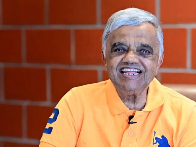 প্রয়াত অভিনেতার পরিবার সূত্রে জানা গিয়েছে, কফি খেয়ে তিনি ফের বিশ্রামের জন‍্য বিছানায় শুতে যান। কিছুপরেই পরিবার লোকজন তাঁকে অসুস্থ অবস্থায় দেখেন। 