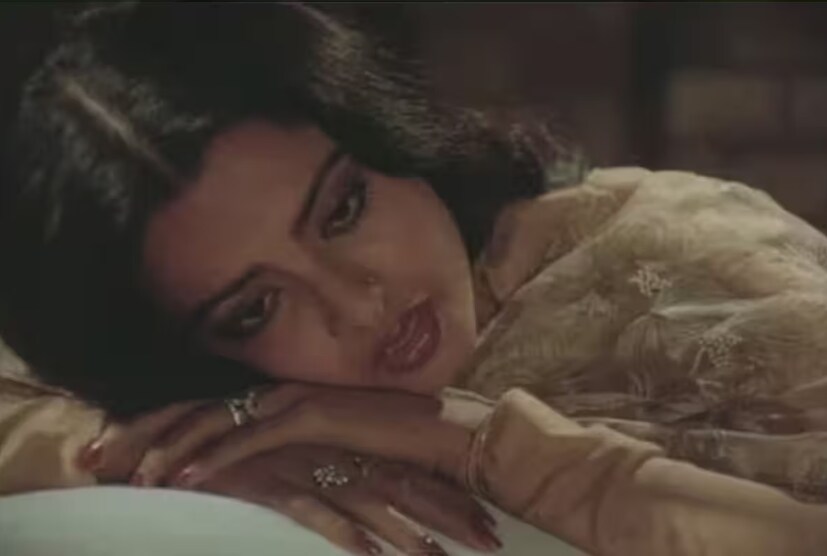 রেখা একাধিক সাক্ষাৎকারে জানিয়েছেন,  তিনি যখন খুব ছোট ছিলেন তখন তাঁর বাবা তাঁর মাকে ছেড়ে চলে যান এবং তাঁর মা -বোনদেরও দায়িত্ব নেননি৷ এমন পরিস্থিতিতে রেখা পরিবারের দায়িত্ব নেওয়ার দায়িত্ব নেন৷