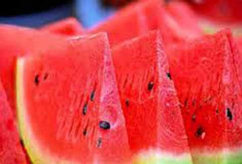 আয়ুর্বেদে, আমাদের এমন অনেক খাবারের কথা বলা হয় যা একসঙ্গে খাওয়া এড়িয়ে যাওয়া উচিত। যেমন দুধ ও দই দিয়ে তৈরি জিনিস একসঙ্গে খাওয়া উচিত নয় বা তরমুজ খাওয়ার পর জল পান করা উচিত নয়।