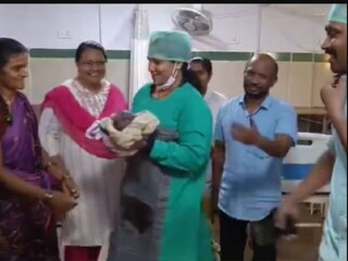 সদ্যোজাতকে কোলে নিয়ে টিডিপি প্রার্থী লক্ষ্মী৷