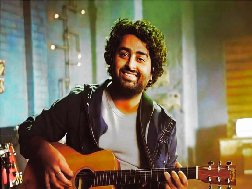 *অরিজিৎ সিং খুব ধনী এবং প্রতি মিউজিক কনসার্টে দেড় কোটি টাকা নেন, তবে সাধারণ জীবনযাপন করেন। তাঁর একটি সাধারণ বাড়ি এবং একটি সাধারণ গাড়ি রয়েছে, যা সারা দেশ থেকে পর্যটকরা শহরে পৌঁছয়। সংগৃহীত ছবি।