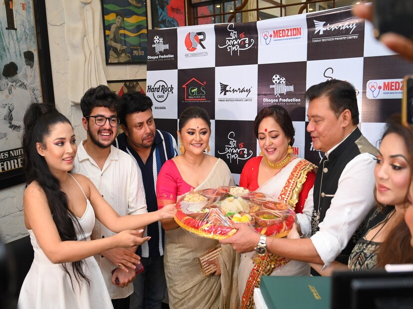 থিয়েটার থেকে শুরু করে বড় পর্দা এবং ছোট পর্দায় দাপিয়ে অভিনয় করেছেন মানসী সিনহা। এমনকী, অভিনেত্রী তথা চিত্র পরিচালিকা অপর্ণা সেনের ছবিতেও অভিনয় করেছেন। এত দিন যাঁকে ভক্তরা ক্যামেরার সামনে দেখেছেন, এবার তাঁকে দেখা গিয়েছে ক্যামেরার পিছনে। অর্থাৎ এবার ভক্তরা তাঁকে পেলেন পরিচালক হিসেবে। 