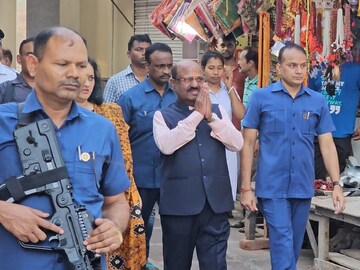 কালীঘাট মন্দিরে পুজো দিলেন রাজ্যপাল
