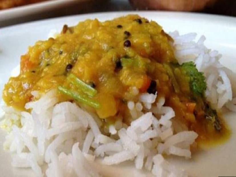 যত-ই রোল-চাউমিন হোক, কি বিরিয়ানি, কি মটন-চিকেন...ডাল-ভাতের মত আরামদায়ক খাবার আর কিছু নেই! গরমের দুপুরে হোক কী খারাপ শরীরে কী হাজার কাজের চাপ... ডাল-ভাতের বিকল্প কিছু হয় না! এটায় একমত হবেন না, এমন বাঙালি খুঁজতে দূরবীন লাগবে! এই ডাল-ভাত কিন্তু একটা দেশের জাতীয় খাবার-ও! বলতে পারবেন কোন দেশ? উত্তরটা কিন্তু ভারত বা বাংলাদেশ নয়-- যত-ই রোল-চাউমিন হোক, কি বিরিয়ানি, কি মটন-চিকেন...ডাল-ভাতের মত আরামদায়ক খাবার আর কিছু নেই! গরমের দুপুরে হোক কী খারাপ শরীরে কী হাজার কাজের চাপ... ডাল-ভাতের বিকল্প কিছু হয় না! এটায় একমত হবেন না, এমন বাঙালি খুঁজতে দূরবীন লাগবে! এই ডাল-ভাত কিন্তু একটা দেশের জাতীয় খাবার-ও! বলতে পারবেন কোন দেশ? উত্তরটা কিন্তু ভারত বা বাংলাদেশ নয়--