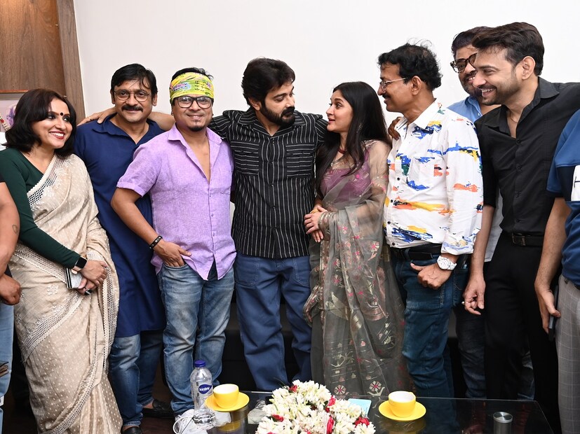 সম্প্রতি শহরের এক প্রেক্ষাগৃহে অনুষ্ঠিত হল ‘ও অভাগী’ ছবির স্পেশাল স্ক্রিনিং। উপস্থিত ছিলেন টলিউড ফিল্ম জগতের নামি-দামি ব্যক্তিত্বরা। স্পেশ্যাল স্ক্রিনিংয়ে যোগ দিয়েছিলেন টলিউড সুপারস্টার প্রসেনজিৎ চট্টোপাধ্যায়ও। সকলেই এই ছবিটির প্রশংসা করেছেন। 