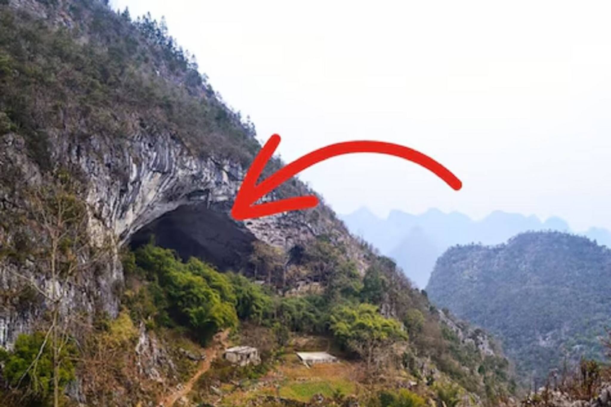 গুহার ভিতর আস্ত গ্রাম! ছোটদের স্কুল, খেলার মাঠ কী নেই! দৃশ্য দেখলেই চমকে যাবেন