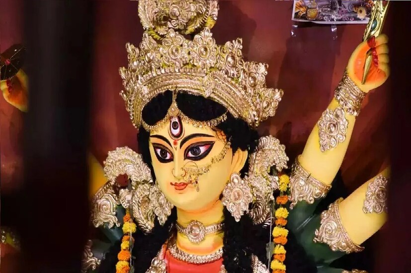 সপ্তম দিনে মহাকালরাত্রির সপ্তমী তিথিতে পূজা করা হয়, সেই দিন সবুজ রঙের পোশাক পরে পূজা করা যেতে পারে। অষ্টমী তিথিতে মহাগৌরীর পূজা করা হয়, সেদিন বেগুনি রঙের পোশাক পরে পূজা করা হয়। নবমী তিথিতে মা সিদ্ধিদাত্রীর পূজা করা হয়, সেই দিন ময়ূরের পালকের রঙের বস্ত্র পরিধান করা হয়।