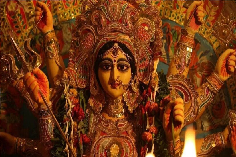 প্রথম দিনে মা শৈলপুত্রীর পূজা করা হয়, সেদিন গোলাপি রঙের পোশাক পরে পূজা করা হয়। দ্বিতীয় দিনে মা ব্রহ্মচারিণীর পূজা করা হয়, সেদিন সাদা বস্ত্র পরিধান করে পূজা উচিত। তৃতীয় দিনে মা চন্দ্রঘন্টার পুজো করা হয়, সেই দিন লাল রঙের পোশাক পরে পুজো করতে হবে।