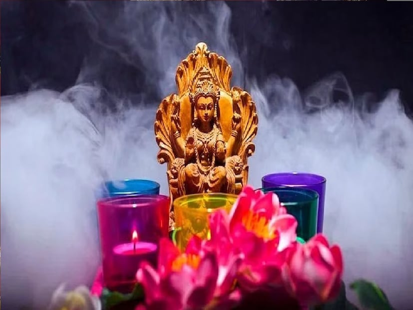 Chaitra Navratri Dhan Upay স্বর্ণমুদ্রা: নবরাত্রির দিনে লক্ষ্মী-গণেশের মূর্তি আঁকা সোনার মুদ্রা অথবা এমনি সোনার মুদ্রা কিনুন। নবরাত্রি শেষ হওয়ার পরে, এটি বাড়ির সিন্দুক বা লকারে নিরাপদে রাখুন। এতে আর্থিক সংকট চিরতরে দূর হবে। যাঁরা সোনা কিনতে পারছেন না, তাঁদের অবশ্যই লাল কাপড় কিনতে হবে।