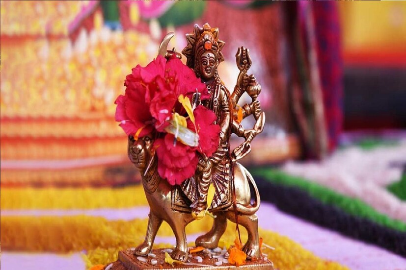 এই নয় দিনে দেবী দুর্গার বিভিন্ন রূপের পূজা হবে। এই নয় দিনে দেবী দুর্গার পূজা করা উচিত শুধুমাত্র ঐতিহ্যবাহী পোশাক পরে। মায়ের প্রতি রূপের নিজস্ব প্রিয় রঙ আছে। সেই রঙের বস্ত্র পরিধান করে যদি ভক্ত দেবীর আরাধনা করেন তাহলে তিনি জীবনে তাঁর কাঙ্ক্ষিত ফল লাভ করবেন।