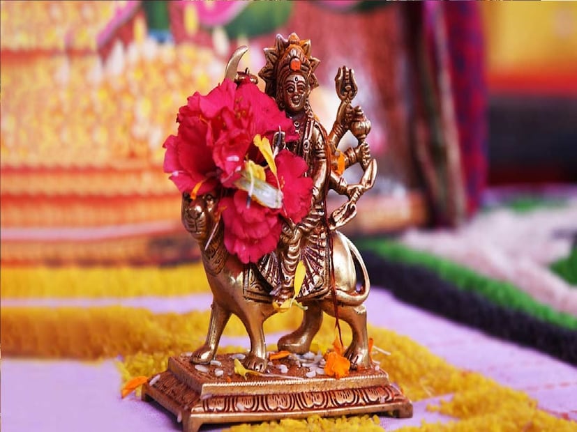 Chaitra Navratri Dhan Upay পদ্মের উপর উপবিষ্ট দেবী লক্ষ্মীর ছবি: নবরাত্রির প্রথম দিনে মা লক্ষ্মীর একটি ছবি কিনুন যাতে তিনি পদ্ম ফুলের উপর বসে আছেন। সেই ছবি পুজোর ঘরে রাখুন। এতে দেবী লক্ষ্মী প্রসন্ন হন এবং অর্থনৈতিক উন্নতি হয়।