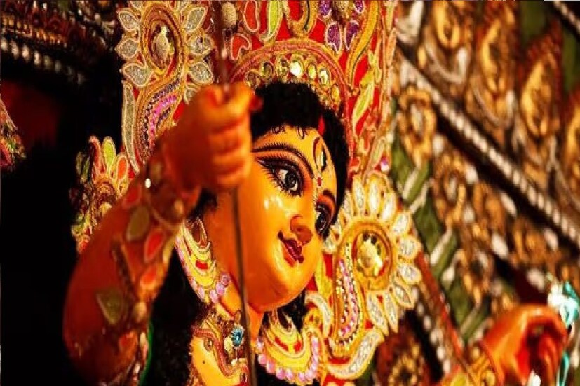 হিন্দু নববর্ষ প্রতিপদ তিথিও এই দিনে শুরু হয়। যে কোনও পুজোতেই পোশাকের বিশেষ গুরুত্ব রয়েছে। ভক্তরা যদি চৈত্র নবরাত্রিতে দেবী দুর্গার নয়টি রূপকে ঐতিহ্যবাহী পোশাক পরে পূজা করেন, তবে তা শুভ বলে বিবেচিত হয়। আজ আমরা দেওঘরের জ্যোতিষীর কাছ থেকে জেনে নেব এই নয় দিনে ভক্তদের কোন নয় রঙের পোশাক পরে দেবীর পূজা করা উচিত।