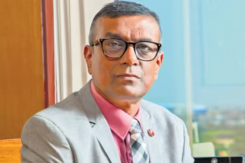 তিনি আরও যোগ করেন, “একটি দক্ষ নেতৃত্বস্থানীয় দলের হাতে এই শক্তিশালী ফ্র্যাঞ্চাইজি রেখে যেতে পেরে আমি অত্যন্ত আনন্দিত বোধ করছি। এঁদের মধ্যে অনেকেই একই দৃষ্টিভঙ্গি এবং মূল্যবোধ ভাগ করে নিয়ে একটার পর একটা ইট সাজিয়ে সংগঠন গড়ে তোলার কাজে আমার পাশে থেকেছেন। বন্ধন ব্যাঙ্ক সব সময় আমার মনে একটি বিশেষ স্থান জুড়ে থেকে যাবে। আর ব্যাঙ্ক-কে যে কোনও সাহায্য করা কিংবা পরামর্শ দেওয়ার জন্য আমি সর্বদা উপলব্ধ থাকব।” প্রসঙ্গত, ৫ এপ্রিল বন্ধন ব্যাঙ্কের শেয়ার বিএসই-তে ০.৩৫ শতাংশ কমে ১৯৭.৪০ টাকায় ক্লোজ হয়েছে।