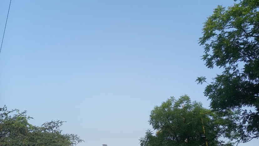 কলকাতায় আজ, শুক্রবার সকালে সর্বনিম্ন তাপমাত্রা ২৪.৭ ডিগ্রি সেলসিয়াস। স্বাভাবিক তাপমাত্রার থেকে যা এক ডিগ্রি সেলসিয়াস কম। গতকাল বিকেলে সর্বোচ্চ তাপমাত্রা ছিল ৩২.৩ ডিগ্রি সেলসিয়াস। যা স্বাভাবিক তাপমাত্রার থেকে ৩ ডিগ্রি সেলসিয়াস কম। বাতাসে আপেক্ষিক আর্দ্রতার পরিমাণ ৪৭ থেকে ৮৬ শতাংশ। আগামী ২৪ ঘণ্টায় কলকাতা শহরে তাপমাত্রা থাকবে ২৫ থেকে ৩৪ ডিগ্রি সেলসিয়াসের মধ্যে।