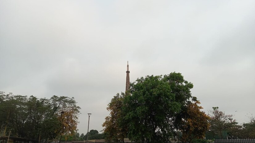 কলকাতায় বৃষ্টির সম্ভাবনা কমবে, বাড়বে গরম ও আর্দ্রতাজনিত অস্বস্তি। আজ আংশিক মেঘলা আকাশ। আজ নীল ষষ্ঠীর দিনে বৃষ্টির সম্ভাবনা কার্যত নেই। আগামী ৪৮ ঘণ্টায় বেলা বাড়লে গরম বাড়বে সঙ্গে বাড়বে অস্বস্তিও। রবিবার নববর্ষের প্রথম দিনে শুষ্ক ও গরম আবহাওয়া থাকবে কলকাতায়।