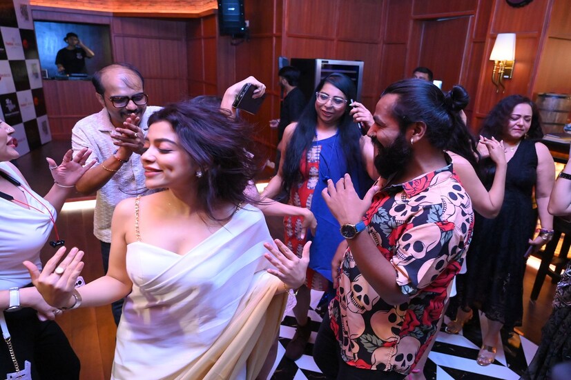 ছবিতে অভিনয় করেছেন শাশ্বত চট্টোপাধ্যায়, অপরাজিতা আঢ্য, খরাজ মুখোপাধ্যায়, কনীনিকা বন্দ্যোপাধ্যায়, তারীণ জাহান, সোহাগ সেন, পূজা কর্মকার, জুঁই সরকার, যুধাজিত বন্দ্যোপাধ্যায়, আর্য দাশগুপ্ত, তাপসী মুন্সী প্রমুখকে। এই ছবির সিনেম্যাটোগ্রাফি করেছেন অম্লান সাহা। এডিটিংয়ের দায়িত্বে ছিলেন অনির্বাণ মাইতি।