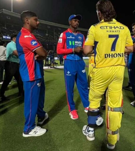 গতবার আইপিএলে হাঁটুতে ব্যথা নিয়ে খেলেছিলেন ধোনি। চ্যাম্পিয়ন হওয়ার পর করেছিলন অস্ত্রোপচারও। এবারও ধোনির প্যাকেস আইসপ্যাক দেখায় আশঙ্কায় ফ্যানেরা। 