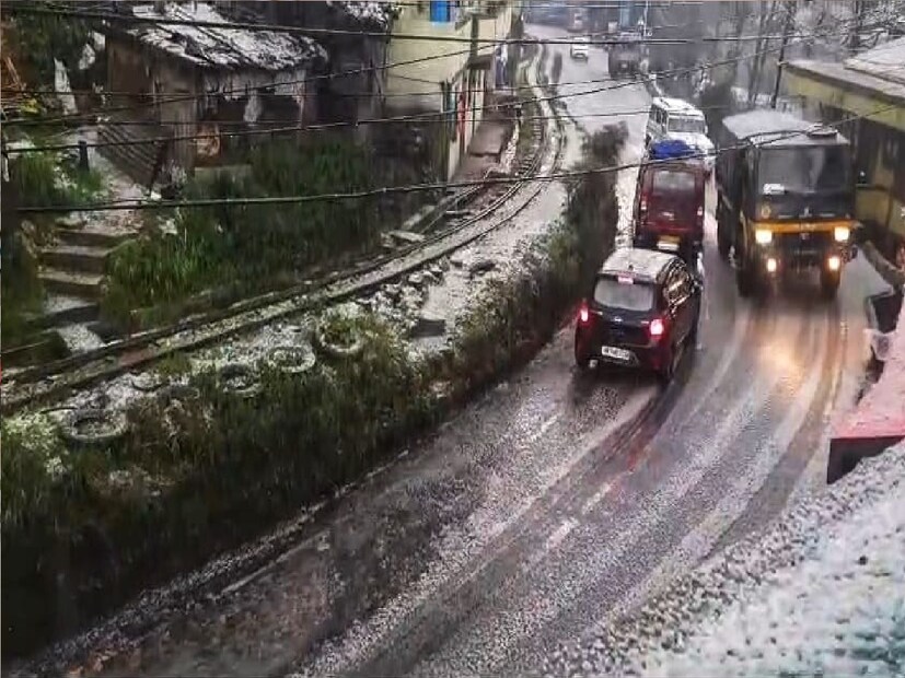*সোনাদা থেকে শুরু করে ঘুম-সহ একাধিক জায়গায় শিলাবৃষ্টির খবর পাওয়া গিয়েছে। তাতেই সাদা হয়ে গিয়েছে দার্জিলিং যাওয়ার রাস্তা। সংগৃহীত ছবি। 