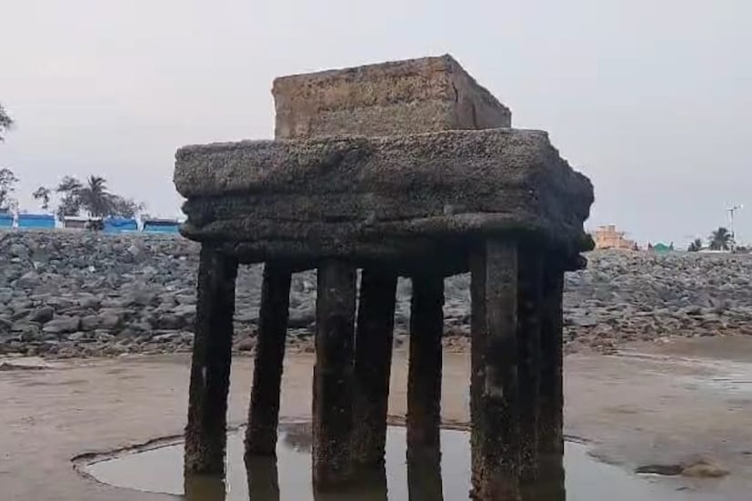 তাহলে জেনে নিন। আর জানলে আপনি অবাক হবেন। ওল্ড দিঘা সমুদ্র সৈকতে এই জিনিসটি আপনি দিঘায় এসে অনেকবারই দেখেছেন। কিন্তু এই জিনিসটির সঙ্গে এখনও আপনার পরিচয় হয়নি। আসলে জিনিসটি আর কিছুই নয় একটি ভগ্নস্তুপ। যা সমুদ্রে জোয়ারের সময় জলের তলায় চলে যায় আবার ভাটার সময় ভেসে ওঠে। 