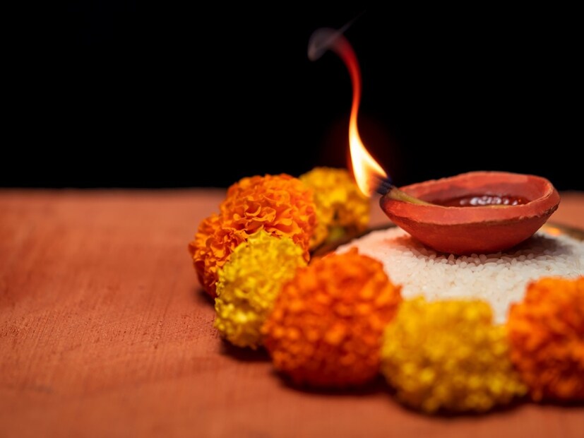 সপ্তাহের এই দিনে বা বৃহস্পতিবারে লক্ষ্মী ও বিষ্ণুর পুজো করুন একসঙ্গে। পুজোয় নিবেদন করুন হলুদ রঙের জিনিস যেমন কলা, লাড্ডু এবং হলুদ বস্ত্র। এতে বৃহস্পতির আশীর্বাদ বর্ষিত হয় বলে বিশ্বাস। 